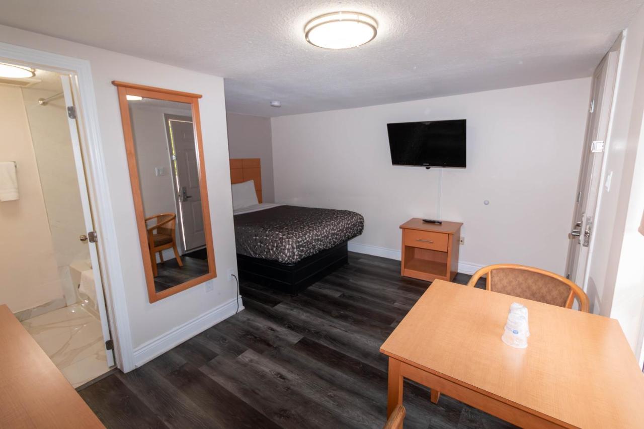 Borden Inn And Suites Angus Εξωτερικό φωτογραφία