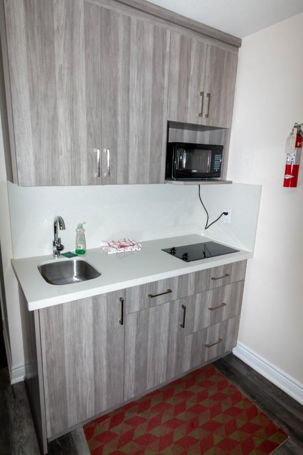 Borden Inn And Suites Angus Εξωτερικό φωτογραφία
