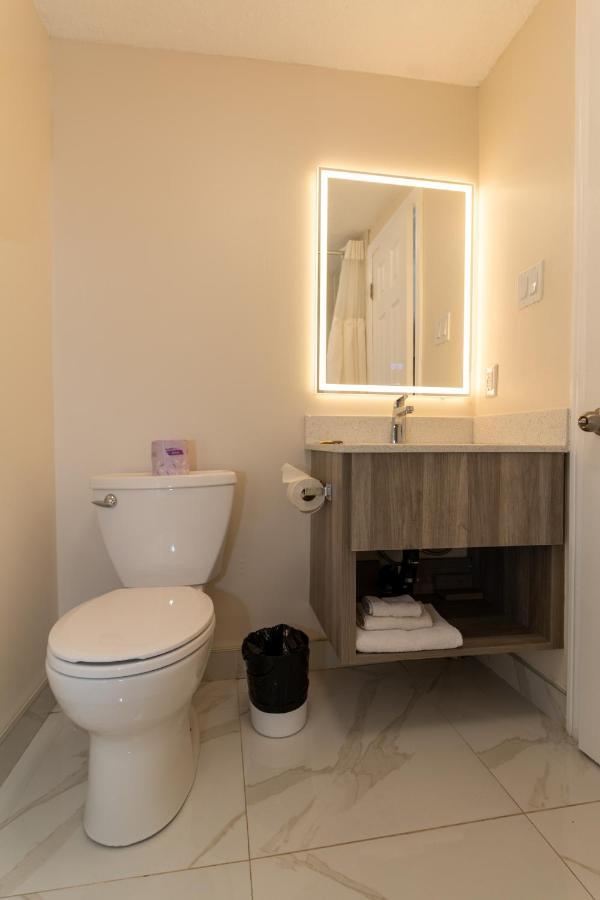 Borden Inn And Suites Angus Εξωτερικό φωτογραφία