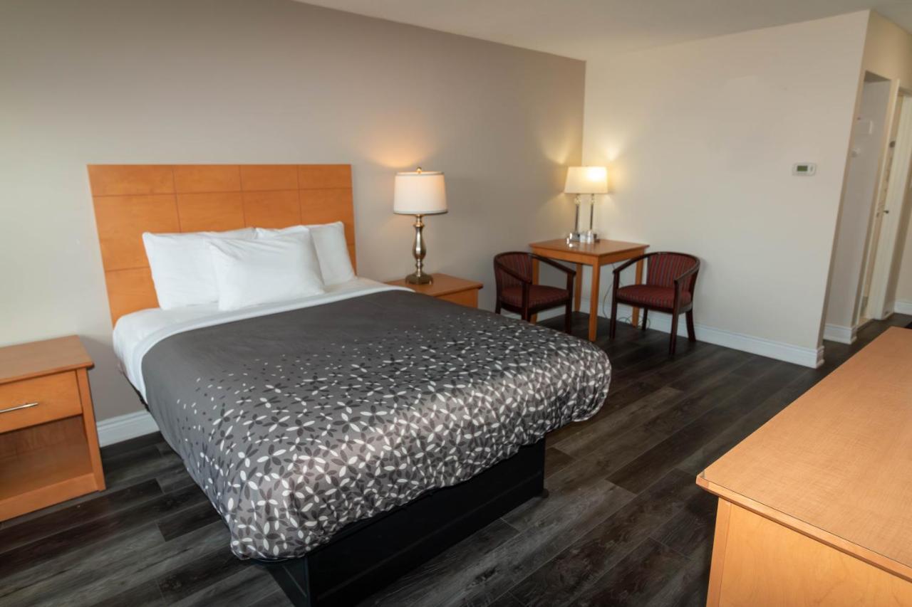 Borden Inn And Suites Angus Εξωτερικό φωτογραφία